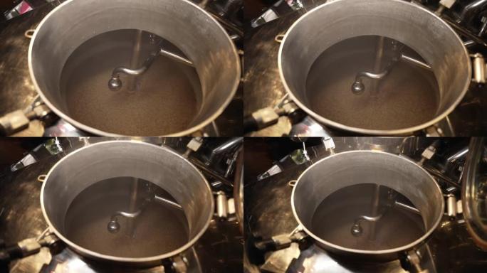 啤酒在特殊罐内发酵的过程