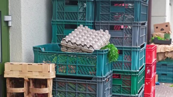 未售出的扔掉的腐烂蔬菜放在食品箱和杂货店后面的盒子里