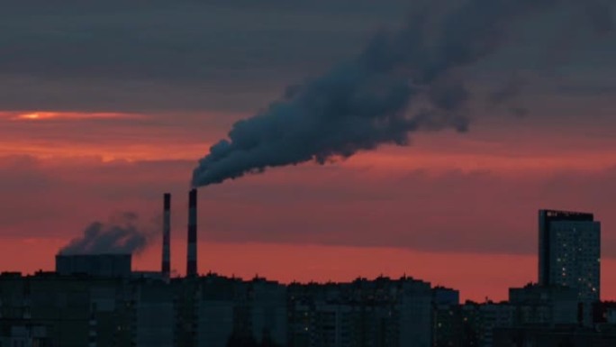 碳素厂管道向大气排放的烟囱。
