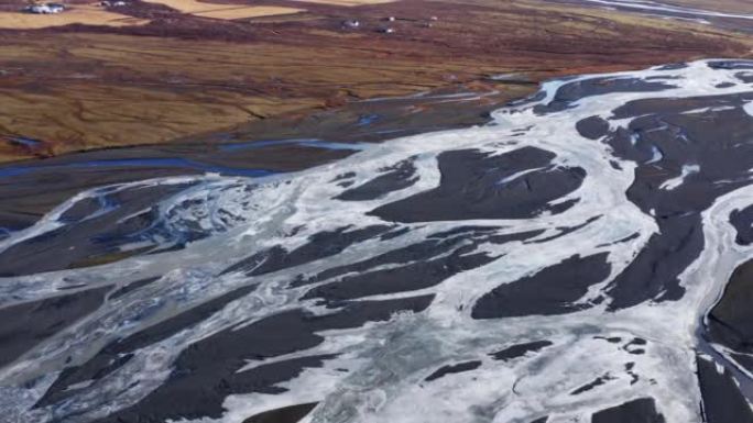 冰岛冰川的河流曲线和泥石流的鸟瞰图