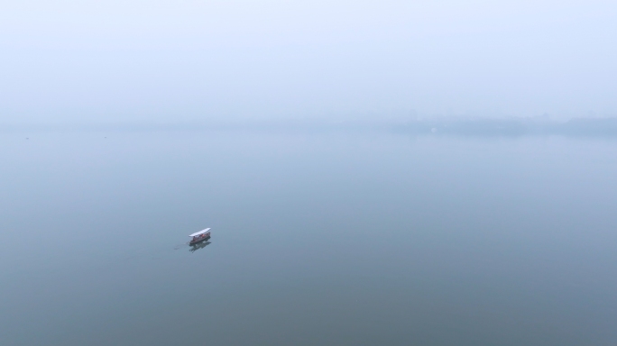 湖面上一叶扁舟