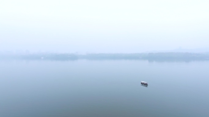 湖面上一叶扁舟
