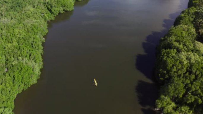 东亚国家河中孤独的黄色皮划艇的4k无人机镜头