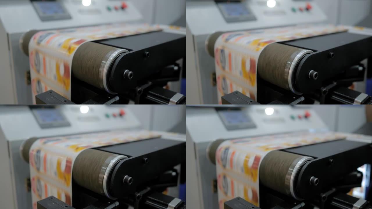带有快速移动印刷标签的分切机复卷检查机的输送机