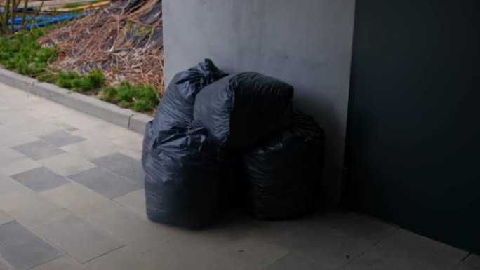 垃圾箱房门堆放的黑色塑料垃圾袋