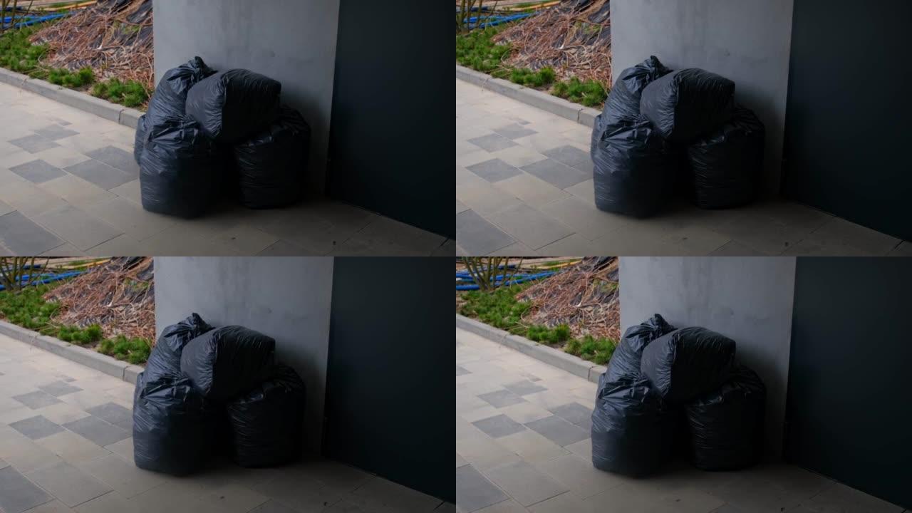 垃圾箱房门堆放的黑色塑料垃圾袋