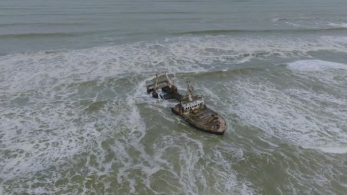 海浪撞击纳米比亚被毁的海船沉船，空中