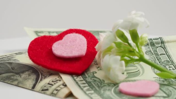 红心和美元。对金钱的爱的概念。