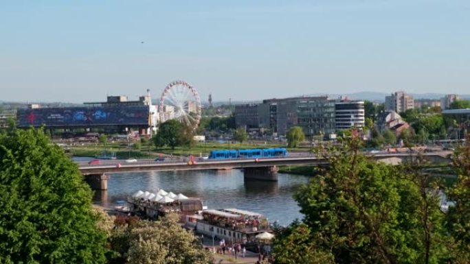 克拉科夫市桥横跨维斯拉河的全景