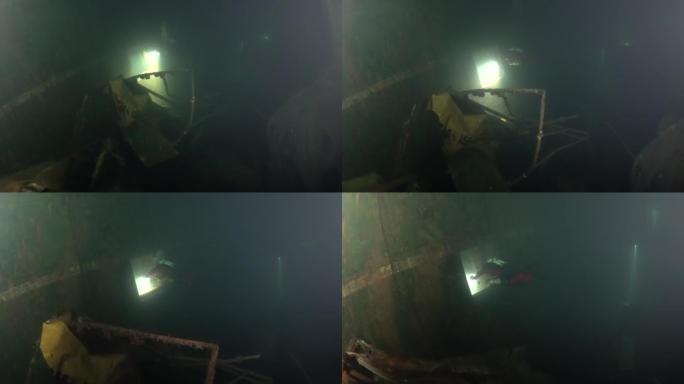 潜水员在沉船瑞典渡轮Zenobia女士上游泳。塞浦路斯拉纳卡的沉船潜水。