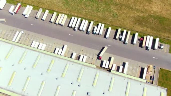 货物仓库的鸟瞰图。从上方看工业城区物流中心。物流中心装载卡车的鸟瞰图