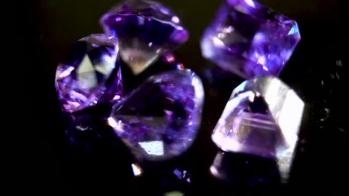 紫色紫水晶的特写。宝石紫水晶紫色。珠宝宝石