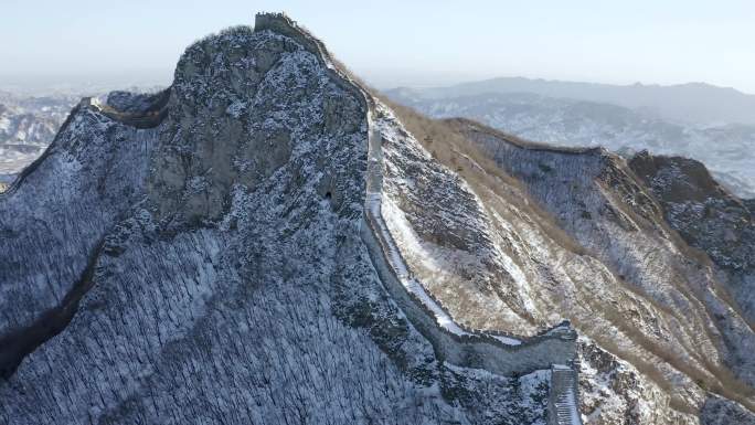 航拍雪后箭扣长城