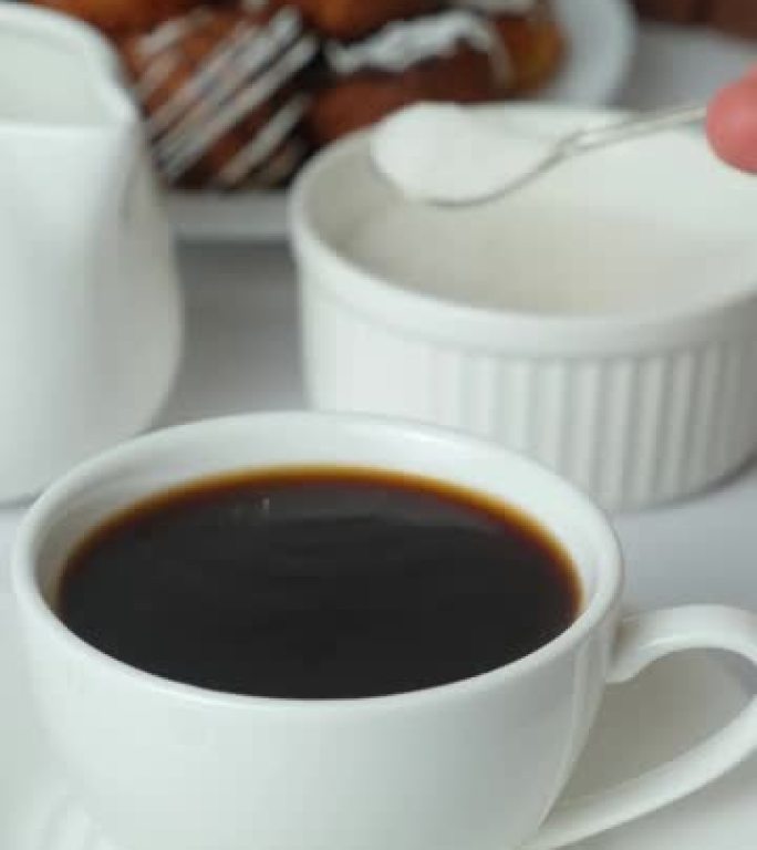 含大量糖的咖啡，倒入大量的汤匙，然后将碗中的所有糖倒入咖啡中，糖成瘾者