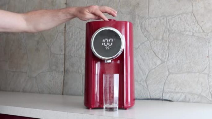 电热水器是电加热家用电器，是水壶和热水瓶的混合体，也称为热锅。