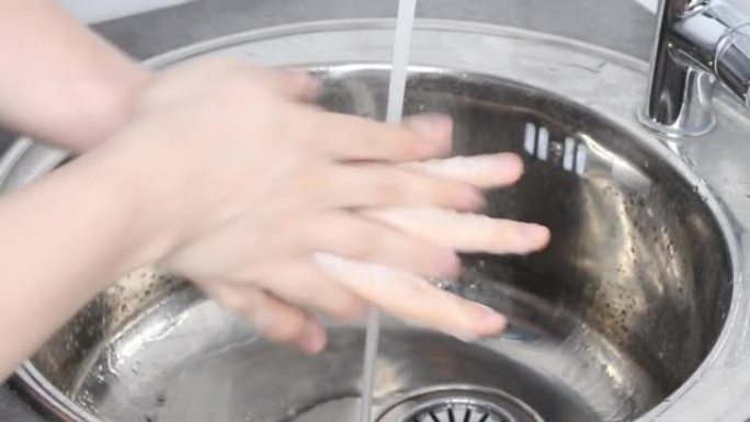 女人展示了如何正确洗手以防止冠状病毒 (新型冠状病毒肺炎) 感染。冠状病毒预防大流行，用肥皂洗手。健