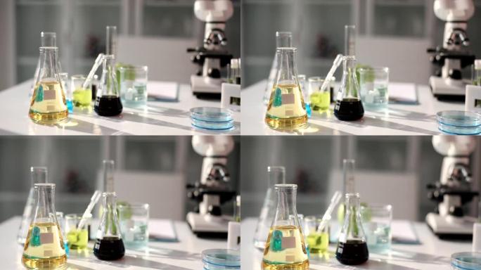 实验室用黄色透明液体和黑色原油烧瓶