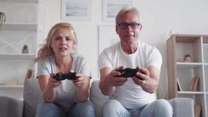 家庭电子游戏父亲扮演不公平的女儿