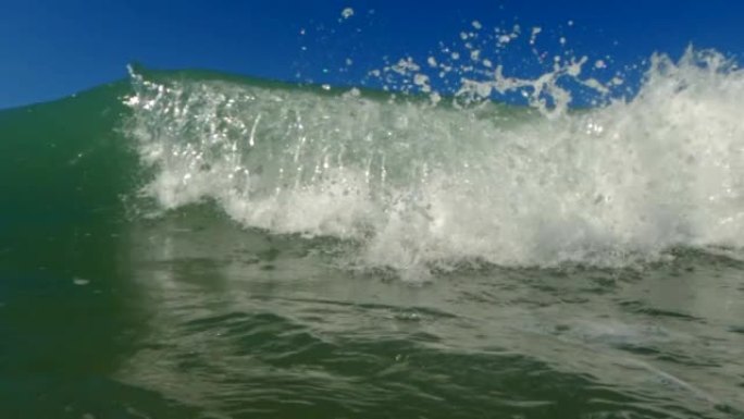 海浪撞击摄像机的真实第一人称视角。慢动作