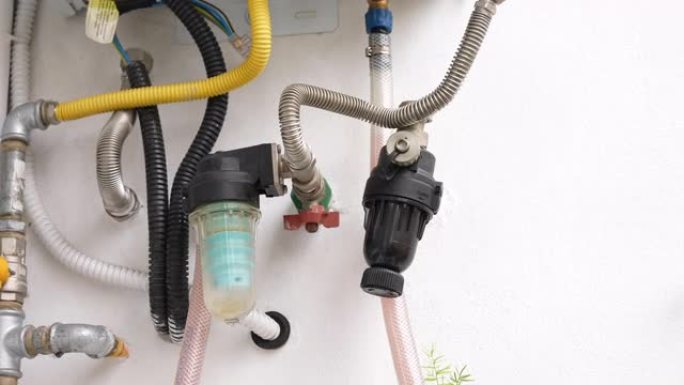清洁燃气热水器的过程中，管道内过多的水垢和沉淀物，家用锅炉中的水硬度和高钙含量的问题，用热酸溶液冲洗