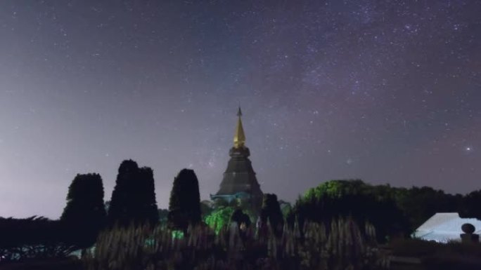 在泰国清迈的Doi Inthanon国家公园的一座神圣寺庙上移动的星径的时间流逝4k。夜幕降临。