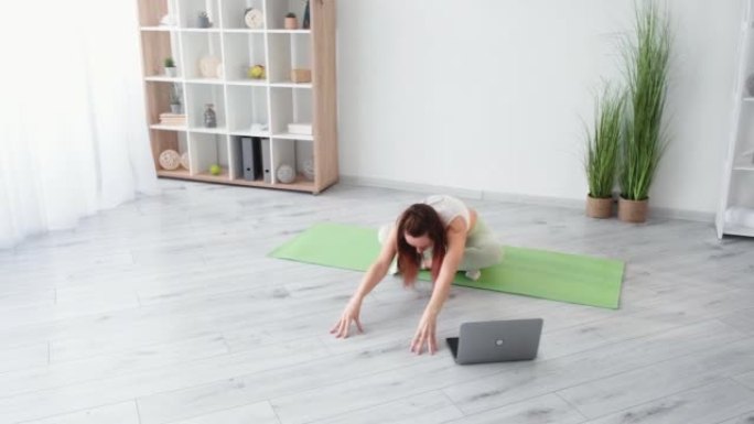 瑜伽互联网课家庭健身房运动女性笔记本电脑