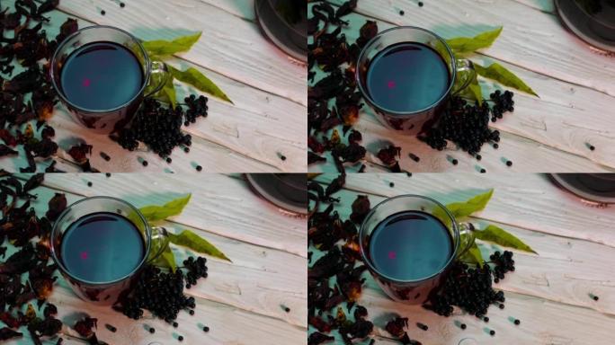 俯视图红香茶在木板上的透明杯子，接骨木茶，草本酊，顺势疗法