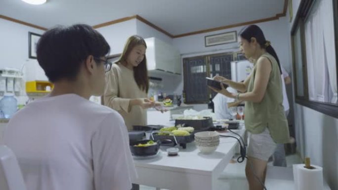多代中国夏娃家庭团圆饭在家吃喝