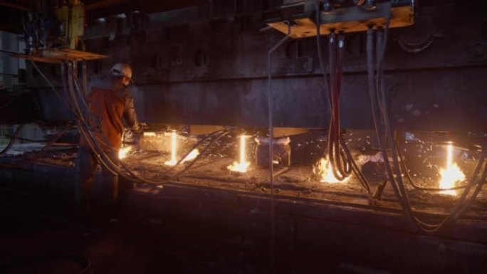 冶金厂的连铸机-工作过程。金属铸造厂生产厂。钢铁厂的热钢浇注。经营理念、现代钢铁生产技术