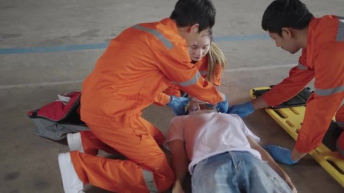 紧急医疗队将软石膏放在脖子上。EMS护理人员反应迅速。