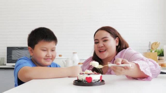 亚洲儿子和母亲在母亲节一起吃蛋糕