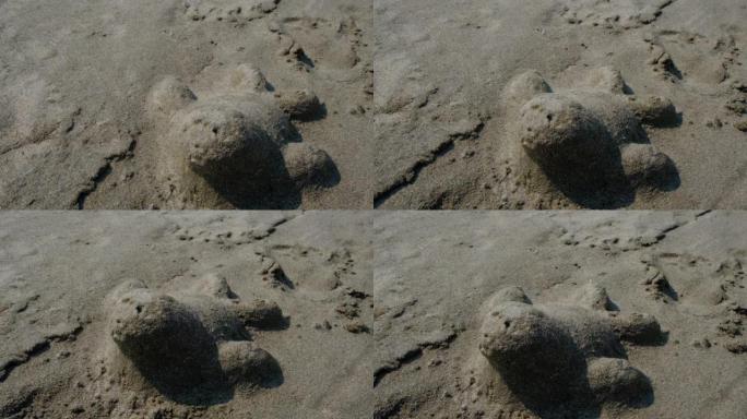 沙滩上的沙印雕塑。