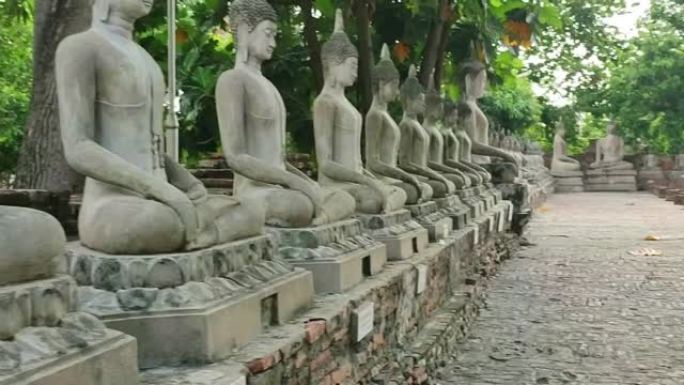 位于泰国大城府Wat Yai Chai Mongkhon寺的bhumisparsha位置的佛像画廊。
