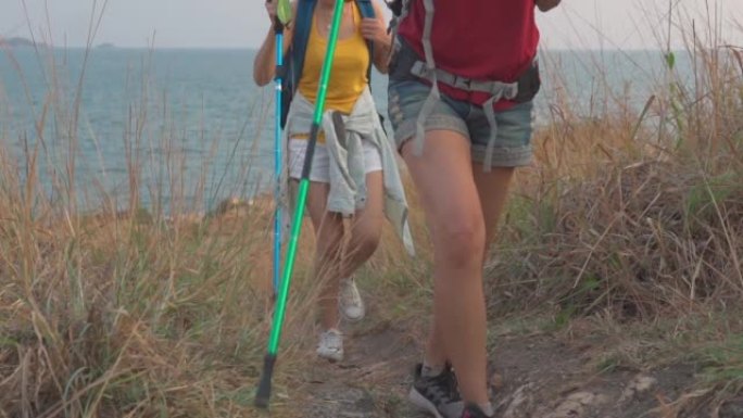 年轻的成年朋友旅行者在山上徒步旅行