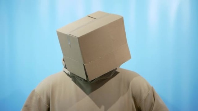 一个头上有一个盒子的男人描绘了一个蓝色背景上的机器人，一个头上有一个盒子的男人的肖像。