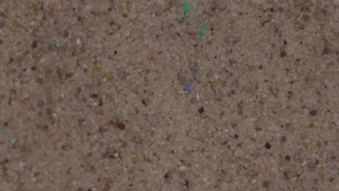 微塑料中的沙子，微小的塑料颗粒。受污染的土壤，沙子。