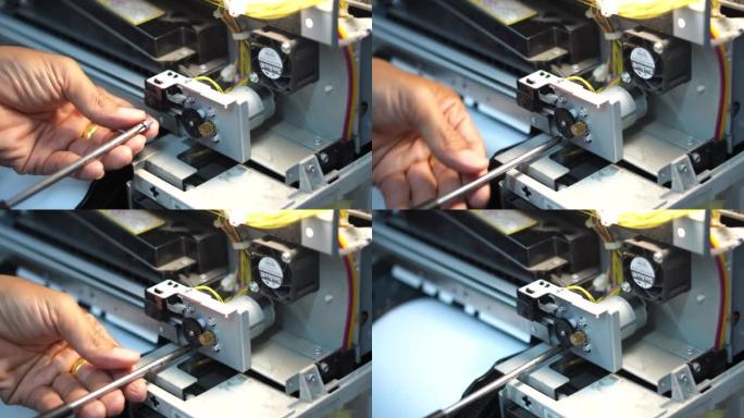 数字打印机维修技术员，更换打印机零件