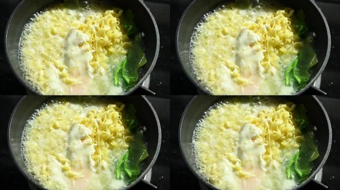 慢动作场景，泡面易食在鸡蛋火锅中烹饪