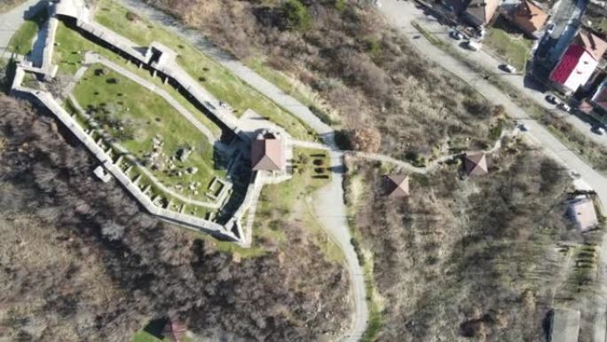 保加利亚Peshtera镇古代拜占庭堡垒Peristera遗址的鸟瞰图