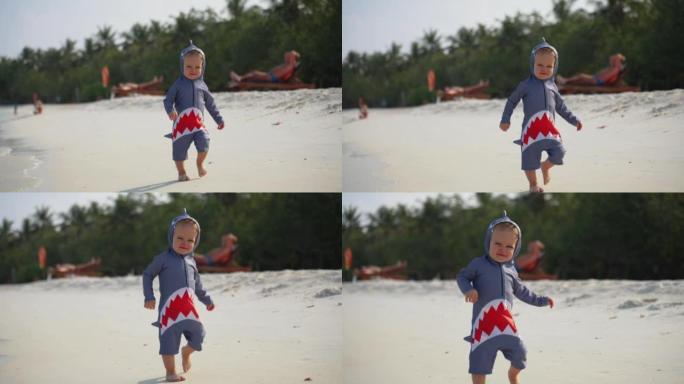 一个穿着鲨鱼服装的小孩跑向镜头，大笑起来。