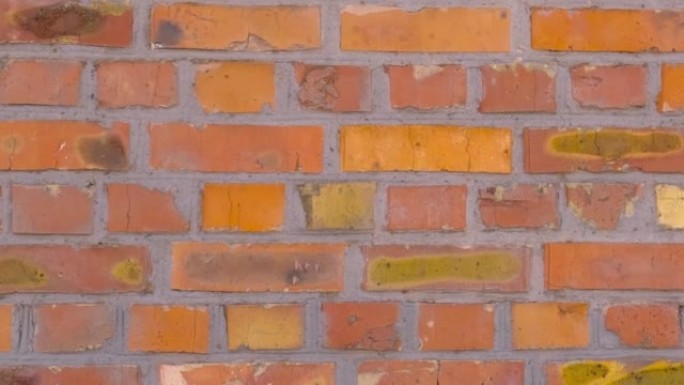 侧向移动时粗糙的旧红黄砖墙