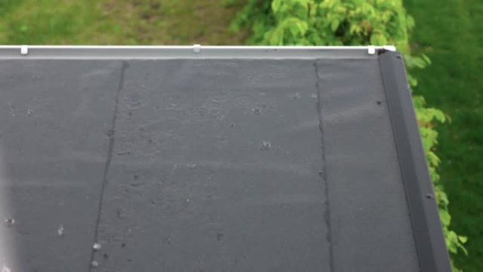 灰色屋顶上下雨的俯视图。