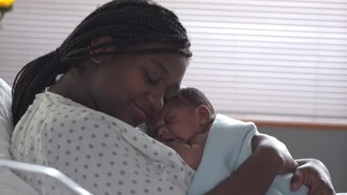 幸福的母亲和她的新生婴儿在医院