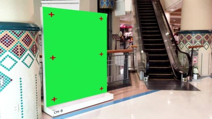 绿屏广告广告牌，用于产品展示，配有现代自动扶梯楼梯背景、色键、阿尔法通道。