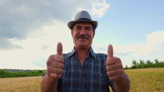 留着小胡子的农场主老人竖起大拇指，看着相机。