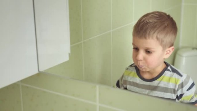 小男孩正在刷牙