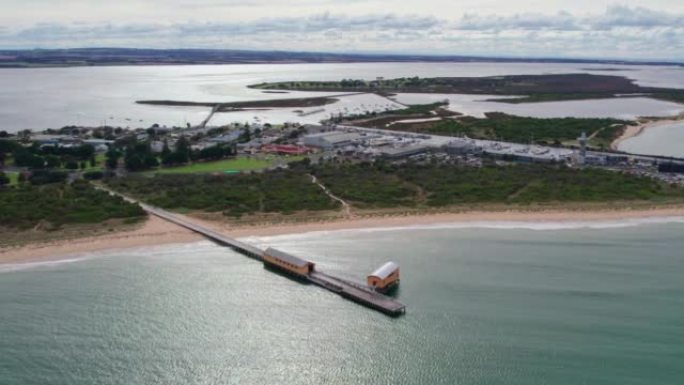昆斯克里夫南码头和昆斯克里夫哈伯的慢速无人机视图，背景是天鹅岛。澳大利亚维多利亚。2022年5月