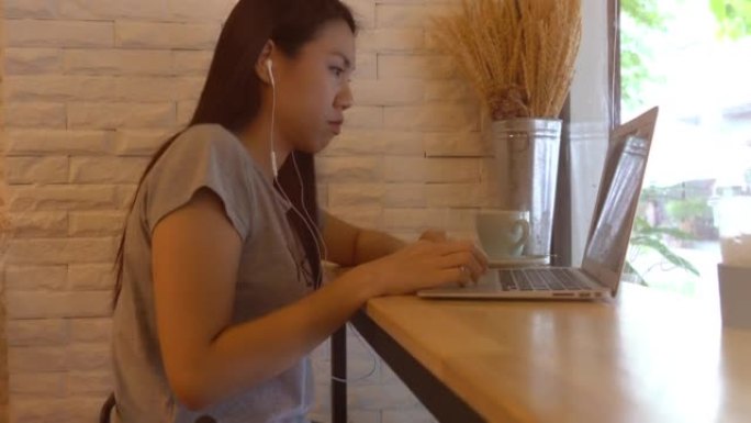 在国内旅行时在笔记本电脑上工作的女商人