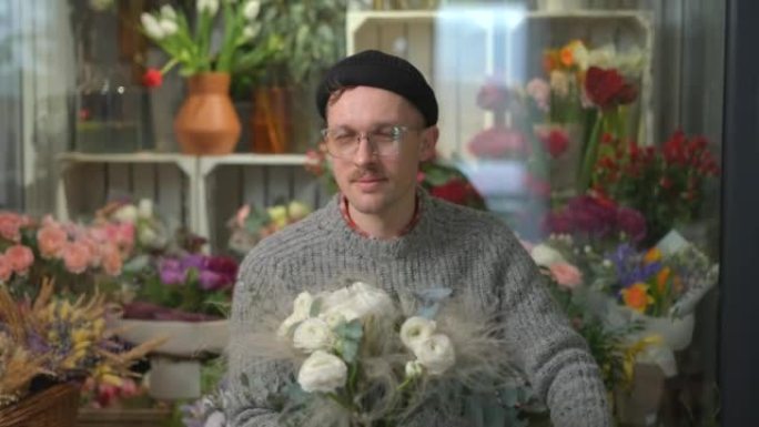 开朗的年轻男性花店微笑着玫瑰花花束，4k