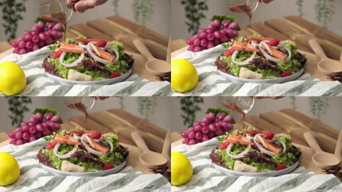慢动作4k视频，用日本调料芝麻酱油倒沙拉。健康的意大利沙拉配西红柿、蘑菇、蔬菜、蟹棒和洋葱。新鲜食材